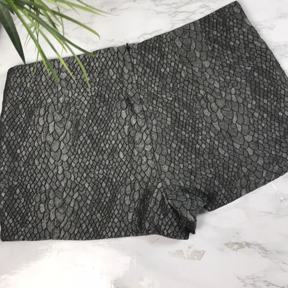 Sans Souci | Zipper Snake Skin Shorts - Picture 4 of 4